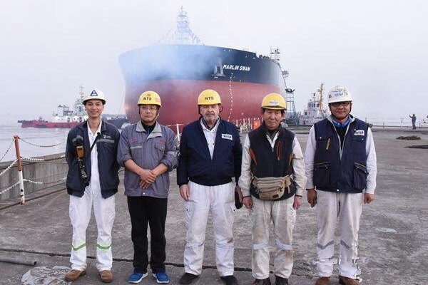 Two 158,000-ton oil tankers in the new century ship launched smoothly